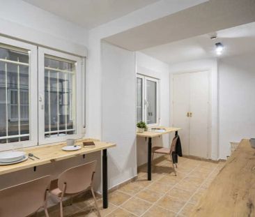 Room in a shared 25-bedroom apartment for rent in Valdeacederas. - Photo 4