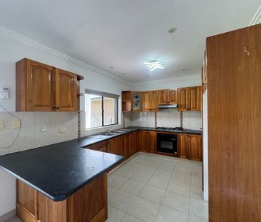 🏡 Beautiful Family Home in a Peaceful Location - Photo 3