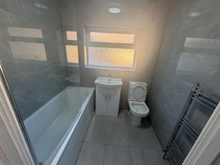 3 Bed Terraced House, Fernhill Street, E16 - Photo 2
