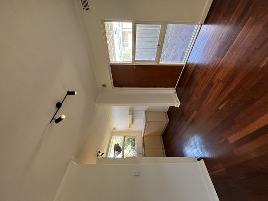 Classic Comfort with a Modern Twist – Belmont 3x1 - Photo 1