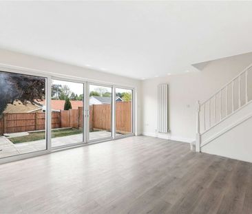 A three bedroom mid terrace home within a cul de sac location in Ascot - Photo 1