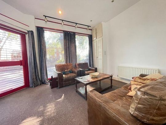 4 bedroom end of terrace house to rent - Photo 1