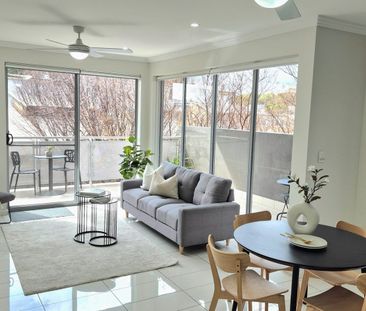 Open the door to effortless style - Photo 1