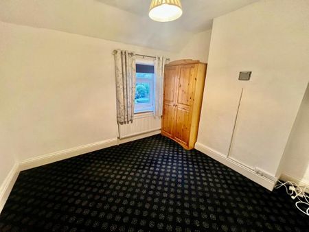 3 bedroom flat to rent - Photo 4