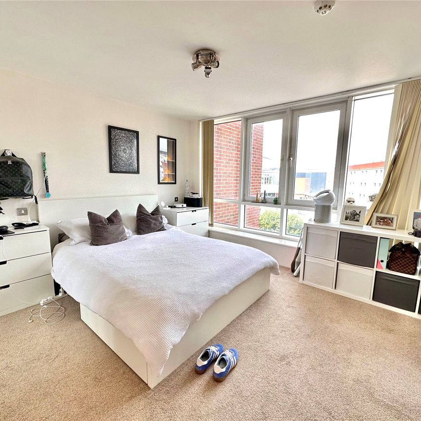 2 bedroom apartment to rent The Canalside, Gunwharf Quays, Portsmouth, Hampshire, PO1 - Photo 1