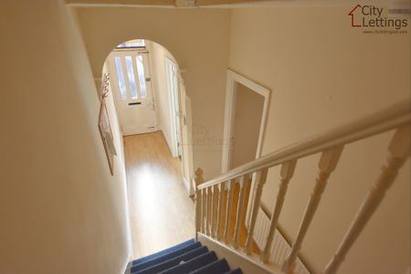 4 Bedroom Mid Terraced House - Photo 5