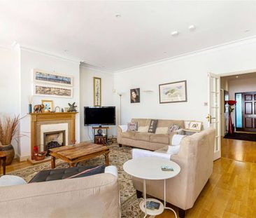 A lovely five bedroom detached house situated on a quiet cul de sac with a large private garden. - Photo 2