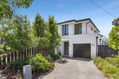 LARGE FAMILY TOWNHOUSE - Photo 3