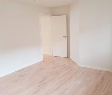 Skøn lejlighed med privat altan - Photo 2