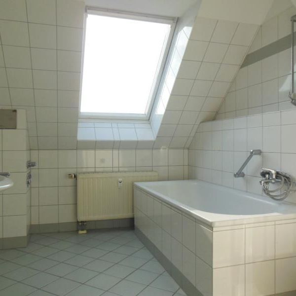 2 Raum-DACHGESCHOSS-Whg in Gohlis , Bad mit Fenster, Wanne, hell und geräumig! - Foto 1