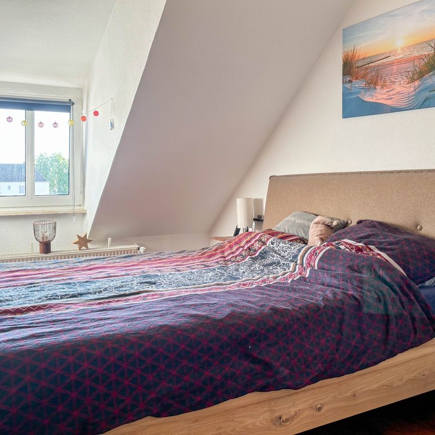 Koffer packen, einziehen und wohlfühlen: Gemütliche Dachgeschosswohnung mit kurzen Wegen in Schwelm! - Photo 1