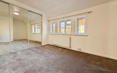 ** Sorry not available to 3 sharers due to BCC licensing ** Ocean present a well-presented three-bedroom terraced house in Bristol’s popular BS3 area, offering an open-plan living/kitchen space with garden access, two double bedrooms with built-in storage, modern bathroom, and convenient access to schools, green spaces, local amenities and transport links to the city centre and Temple Meads. - Photo 3