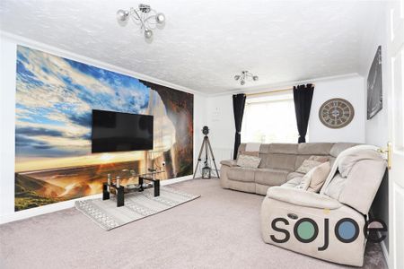 4 bedroom detached house to rent - Photo 2