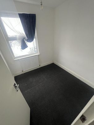 4 bedroom flat to rent - Photo 1