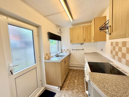 2 bedroom end of terrace house to rent - Photo 4