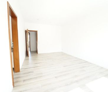 // * Dachgeschosswohnung mit EBK, Balkon und Stellplatz * ab 01.02.... - Photo 1