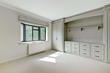 A magnificent home on with high specifications and a large private garden in the sought-after village of Englefield Green - Photo 3