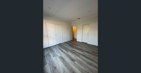 Tranquil Garden Retreat with Stylish Comfort & Superb Convenience - Photo 5