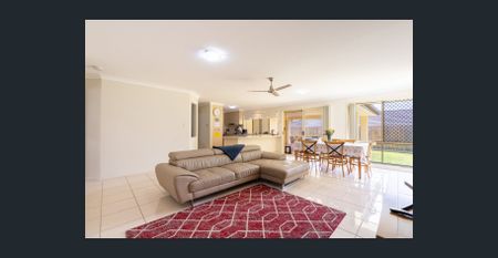 Spacious Family Home in a Quiet Cul-de-Sac – Comfort, Convenience & Modern Living - Photo 4