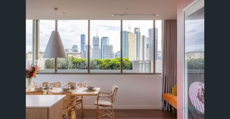 Furnished 3 Bedroom Apartment - Walk to James St & HSW - Photo 3