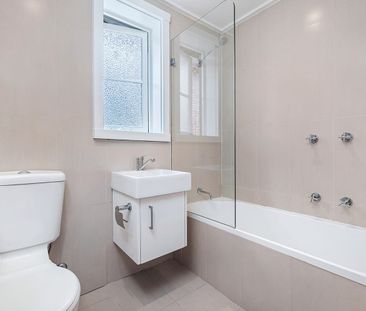 NORTH FACING CHARACTER APARTMENT IN SENSATIONAL HARBOURSIDE LOCATION - Photo 4