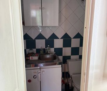 Titre : Local à louer de 57,41 m² à Suresnes - Photo 2