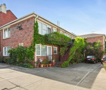 Stylish Ground-Floor Apartment in Prime Location! - Photo 2