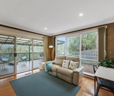 Stylish family living in a leafy setting - Photo 6