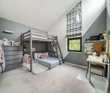 Cir Mhor, The Highlands, East Horsley, Surrey, KT24 - Photo 2