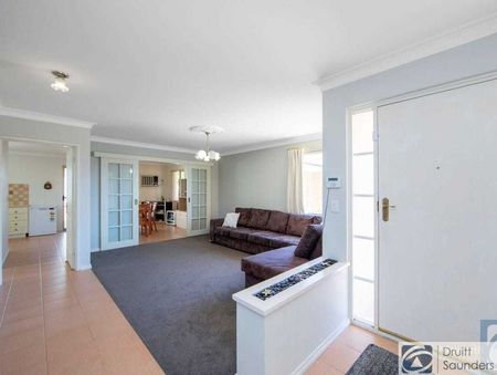 Spacious townhouse in sought after location - Photo 3