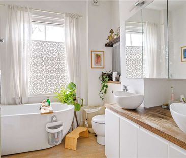 A charming family house situated in the heart of Islington. - Photo 2