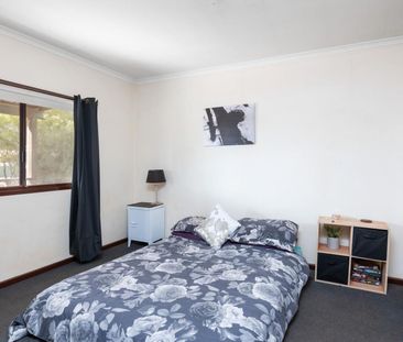 Neat & Tidy 2-Bedroom Home on a Spacious Block! - Photo 4