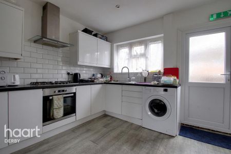 1 bedroom in a house share to rent - Photo 2