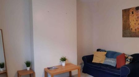 2 bedroom private hall to rent - Photo 2