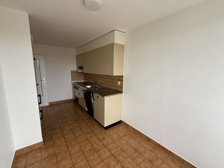 Appartement rafraîchi de 3 pièces au 9? étage, avec balcon et vue dégagée. - Photo 3