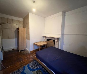 1 bedroom in a flat share to rent - Photo 2