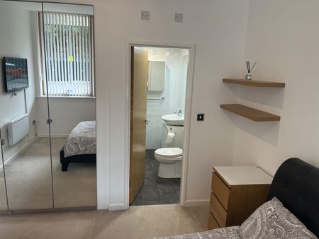 2 Bed Flat, Warwick Road, M16 - Photo 5