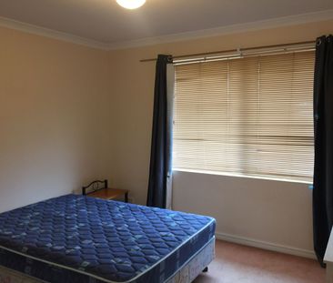 Two storey townhouse in a central location! - Photo 5