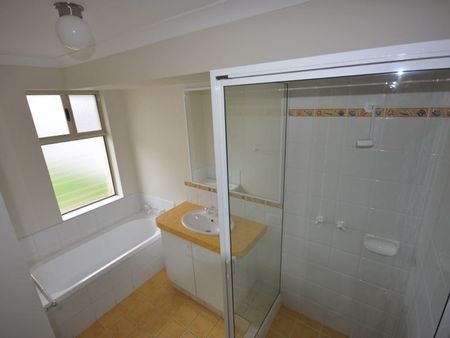 Neat & tidy family home. Only 400m to the beach!!! - Photo 4