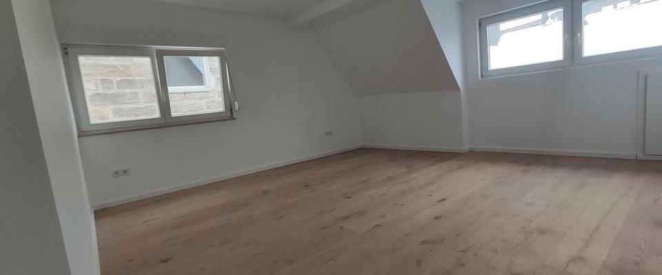 Exklusives Wohnen nach Sanierung: Helle 3-Zimmer-DG-Wohnung mit Balkon & Parkett in Schnaittach - Foto 1