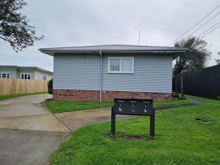 Easy Walk to Train station. Tidy 2 bedroom unit - Photo 4