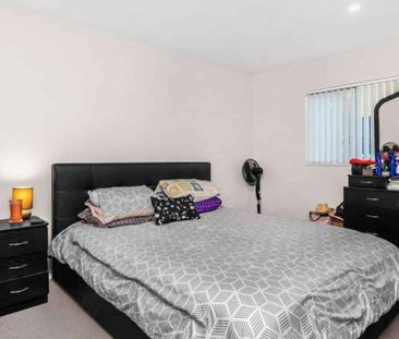 Family-Friendly 4 Bedroom, 2 Bathroom Home - Photo 3