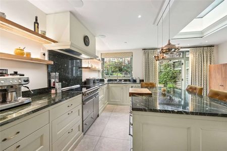 This is a charming three bedroom family house, with a large patio garden, situated in a popular part of Chelsea. It is near to the amenities of the Kings Road and the Fulham Road. - Photo 4