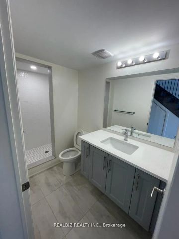 Condo Townhouse For Lease | E9039046 - Photo 2