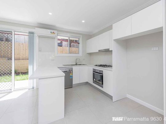 Modern 3 Bedroom Villa In Desirable Location - Photo 1