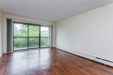 Sandringham Apartments - Photo 2
