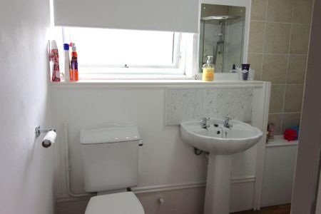 6 bedroom end of terrace house to rent - Photo 4