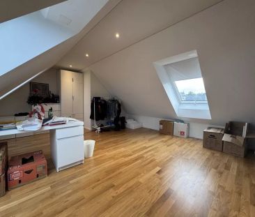Bel appartement de 3 pièces dans les combles avec poutres apparentes - Foto 2