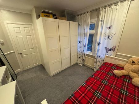 4 bedroom semi-detached house to rent - Photo 3