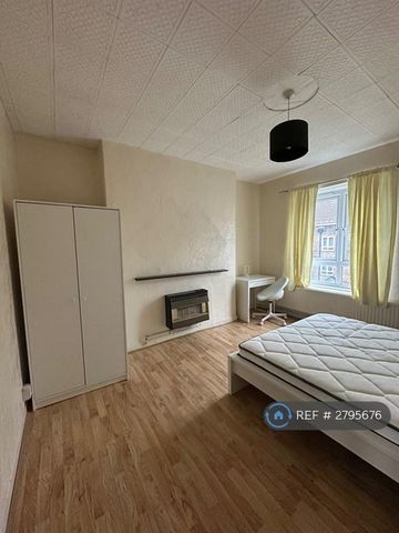 1 bedroom in a flat share to rent - Photo 5